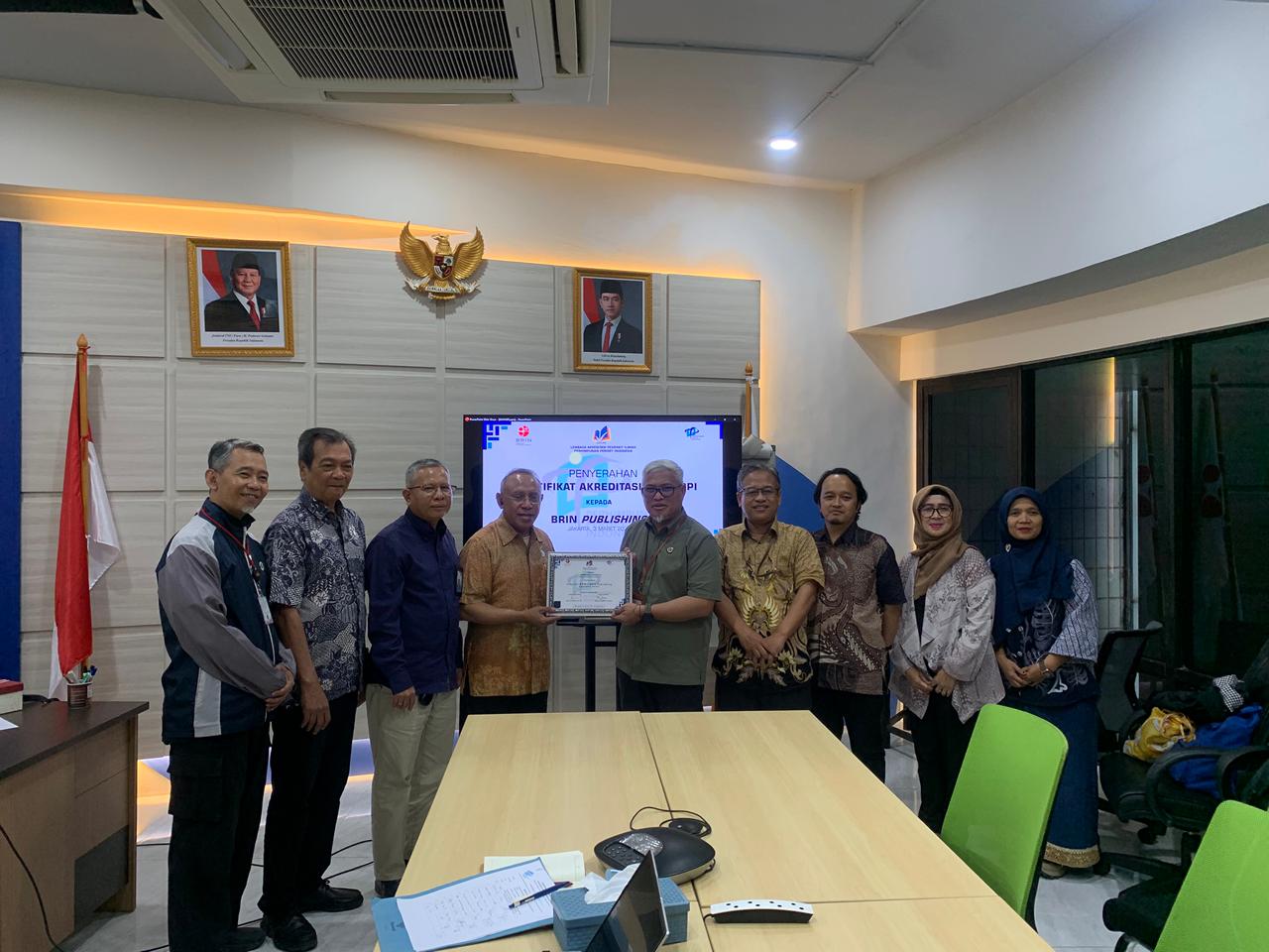 Penyerahan Sertifikat LAPI-PPI kepada BRIN Publishing